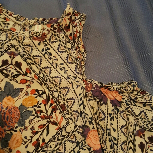 Beautiful shoulder cut out longsleeve dress! NWOT - Picture 2 of 5